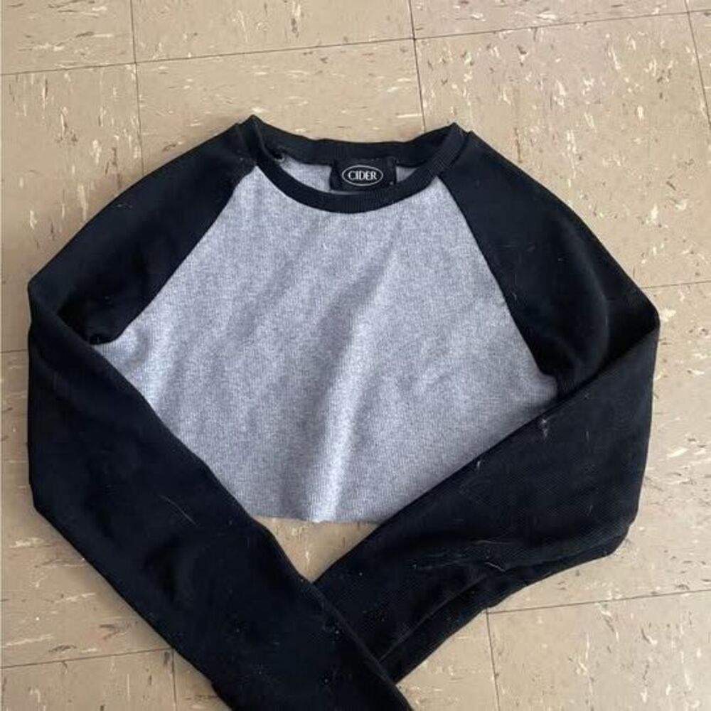 Cider Gray and Black Ribbed Knit Long Sleeve Raglan Crop Top Shirt, Size S